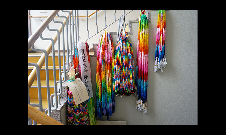 飯舘村役場飯野出張所に飾られている折り鶴