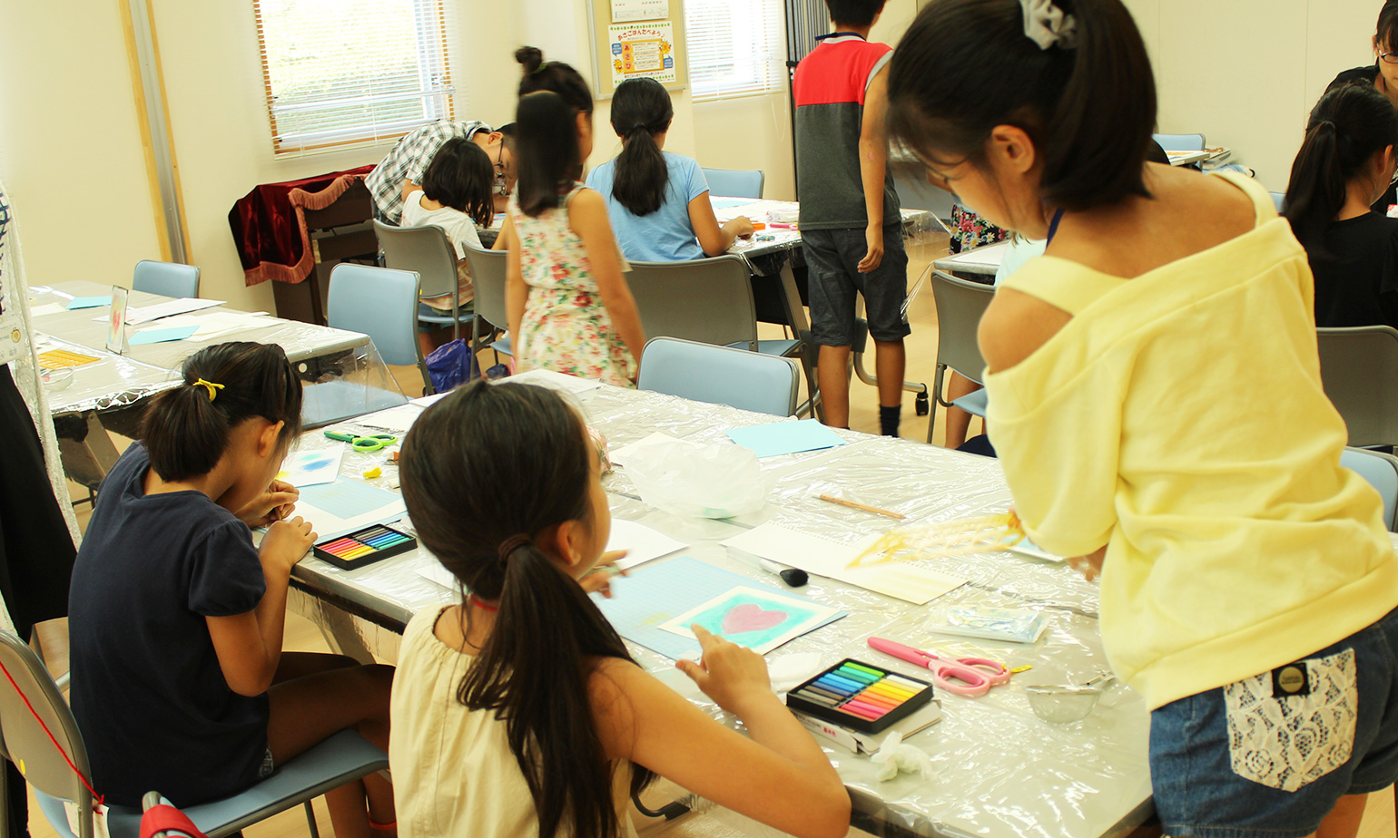 ケアプラ寺子屋「パステルアート教室」小学生ボランティアの皆さんも作り方指導などで活躍！