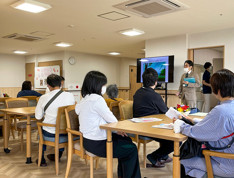 看護小規模多機能型居宅介護 あきざくら デイルームにて特長を説明させていただきました