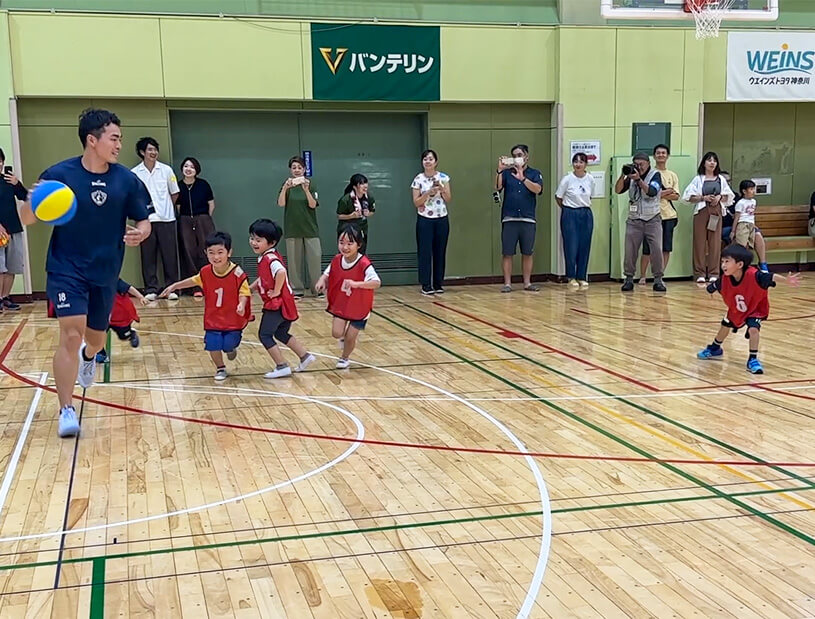 ドリブルゲームを楽しむ園児さん