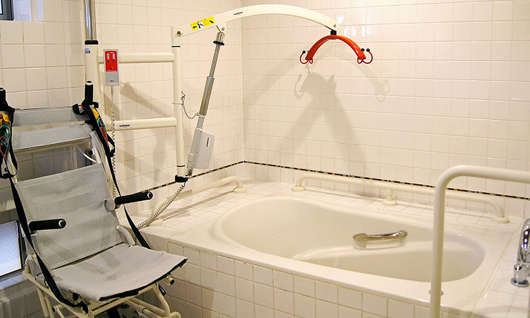 浴室：リフト浴を完備しています