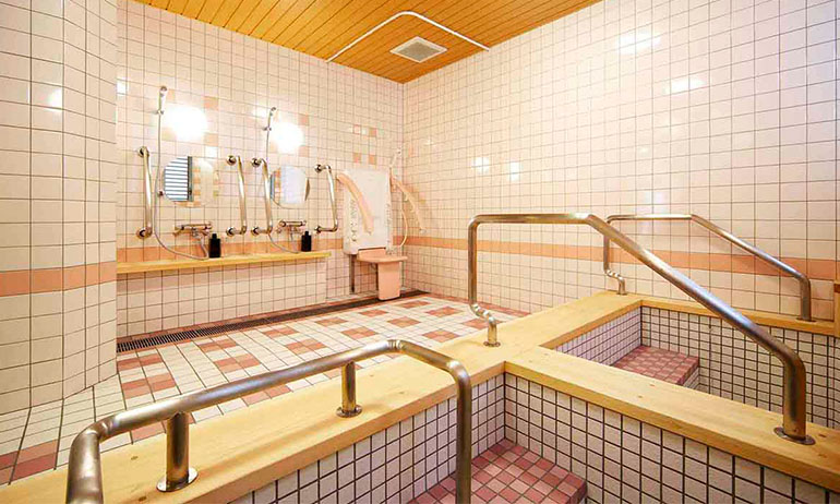 ミストシャワーと檜造りの浴槽