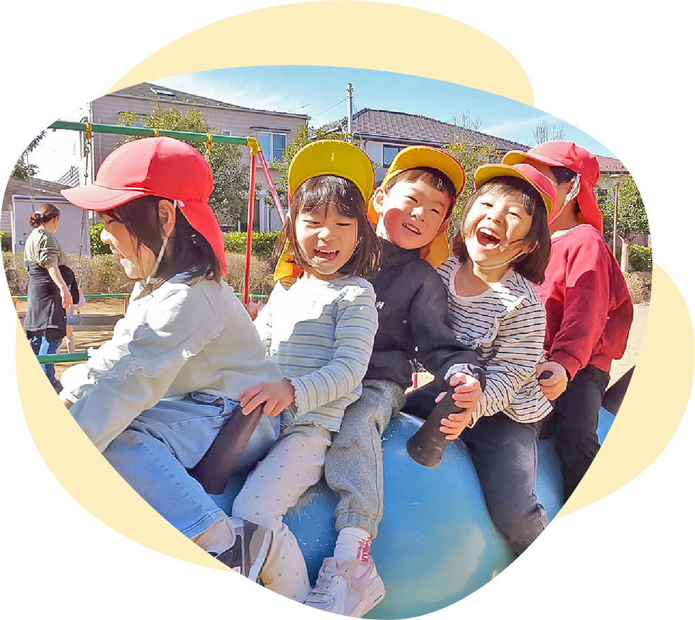 公園で遊ぶ子どもたち